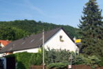 Haus mit Dachfenstern in grüner Hanglage