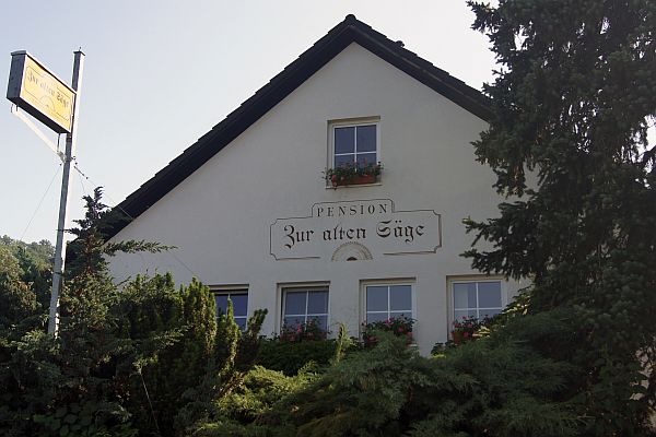 Hausfassade der Pension Zur alten Säge in grüner Hanglage