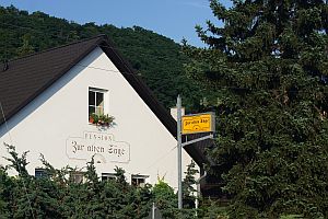 Außenansicht der Pension Zur alten Säge in grüner Umgebung